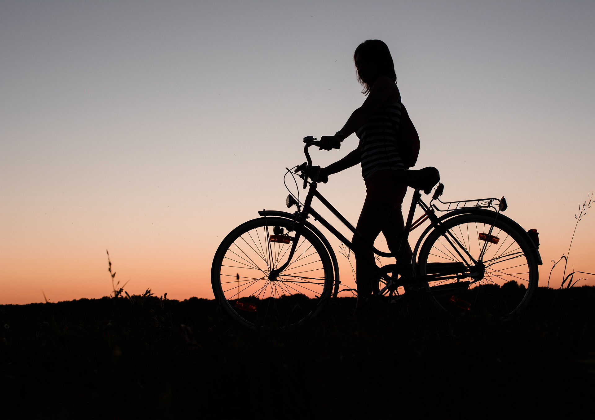donna bici tramonto(1).jpg